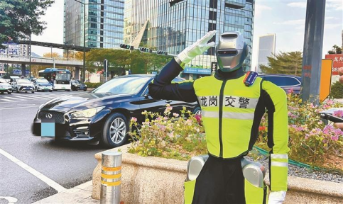 春运街头新“警”色：机器人交警深圳上岗，手势指挥精准到秒